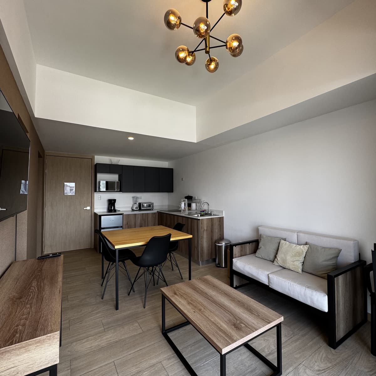 Apartamento Amueblado en venta en Zona 10 Nivel Medio - foto 1