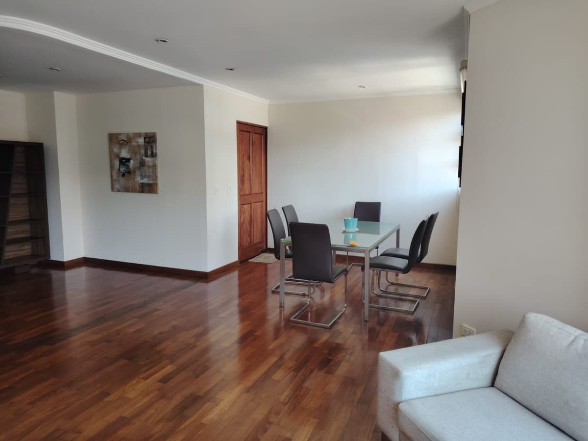 Apartamento semi amueblado en renta en zona 14 - foto 1