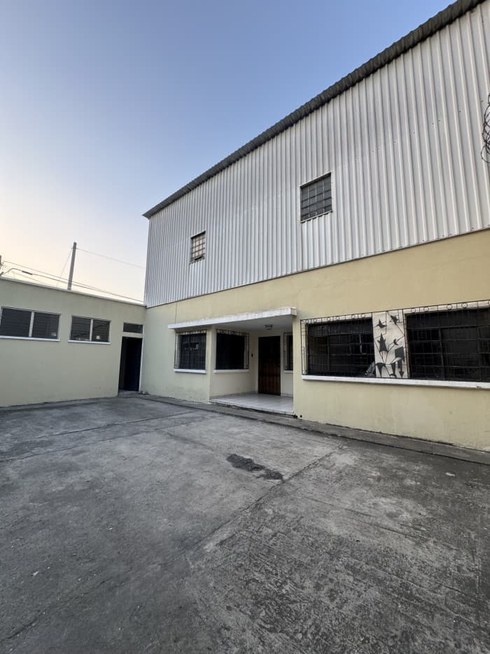 Casa en renta para oficinas y bodegas en zona 9 - foto 1