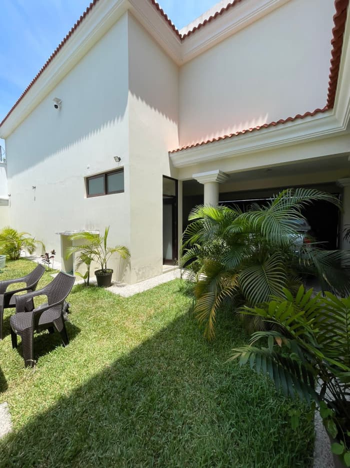 Casa grande en venta en Jutiapa sobre calle principal  - foto 1