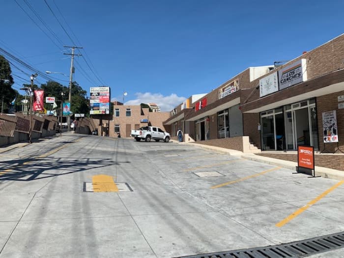 Local en renta Plaza Comercial zona 13 Av. Hincapie - foto 1