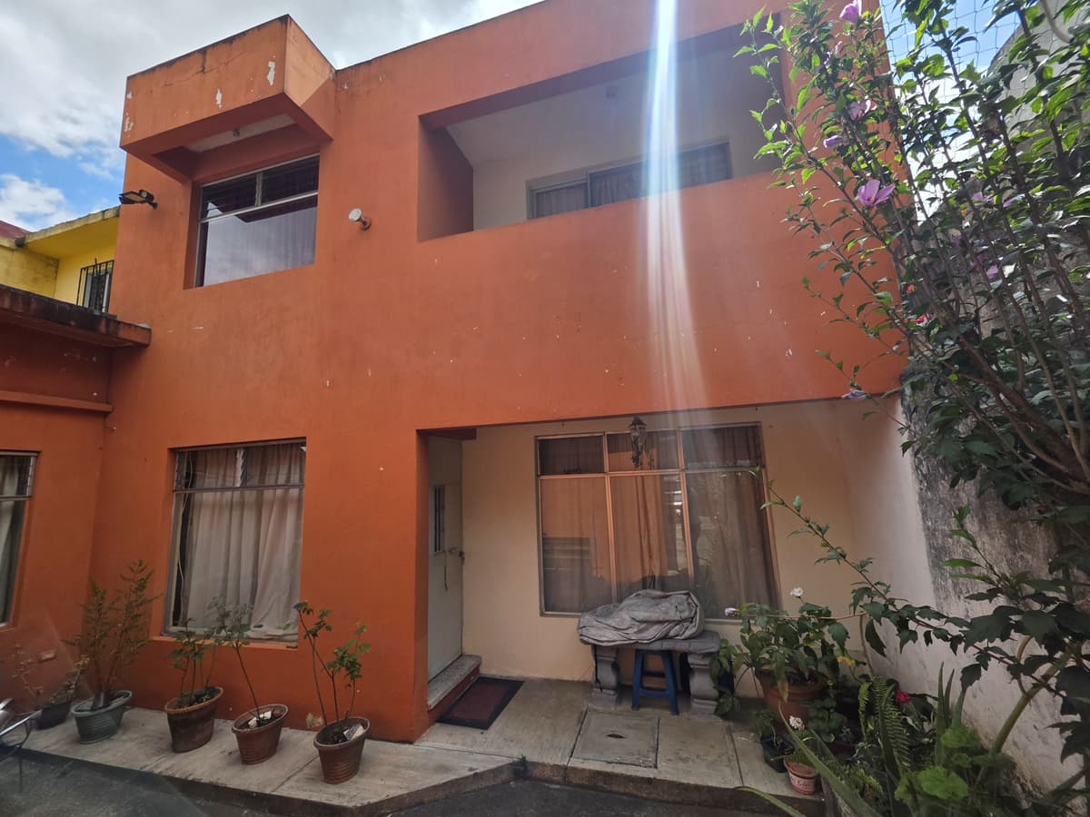 Casa en Venta con Apartamento y Locales en Zona 2 Mixco - foto 1