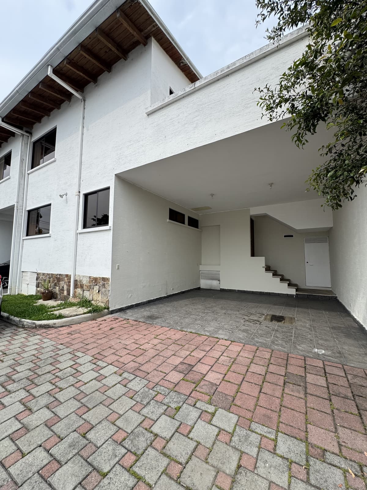 Casa en renta condominio Zona 16 Blvd. Acatán - foto 1