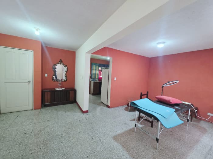 Casa en Venta con Apartamento y Locales en Zona 2 Mixco - foto 4
