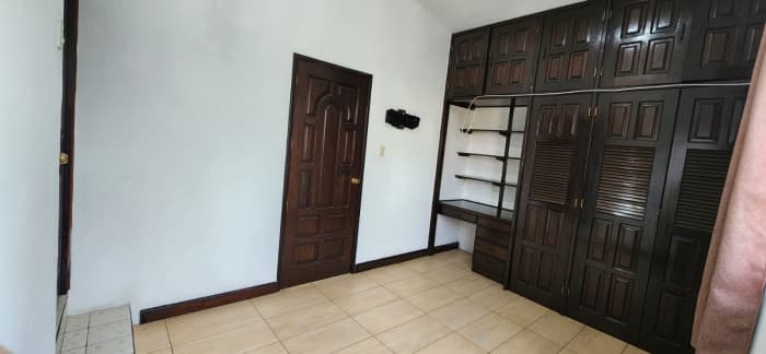 Venta Casa grande con apartamentos en zona 12 - foto 7