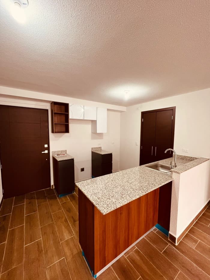Apartamento en venta con jardín en Senderos zona 16 - foto 2