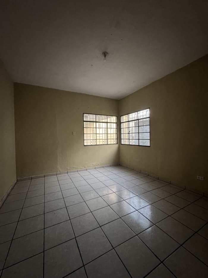 Casa en renta para oficinas y bodegas en zona 9 - foto 12