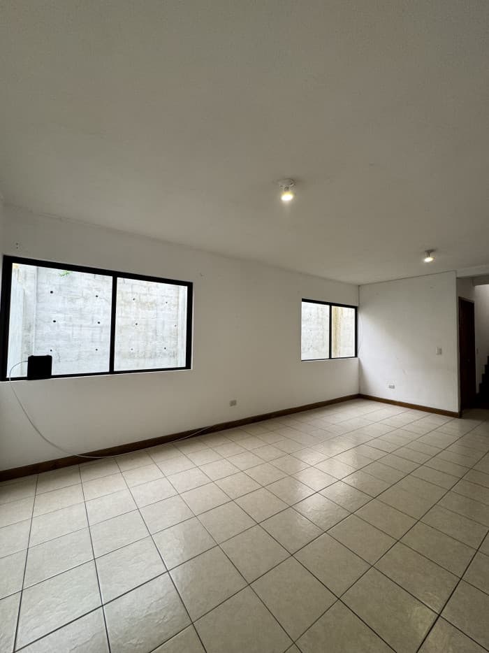 Casa en renta condominio Zona 16 Blvd. Acatán - foto 2