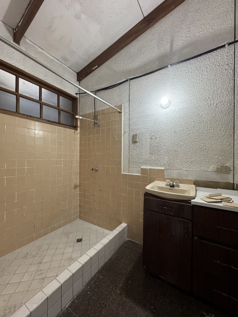 Casa en renta para oficinas y bodegas en zona 9 - foto 6