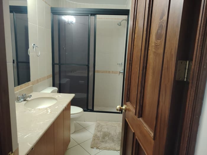 Apartamento semi amueblado en renta en zona 14 - foto 3