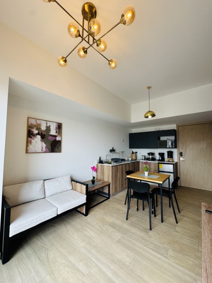 Apartamento amueblado en renta zona 10 - foto 2