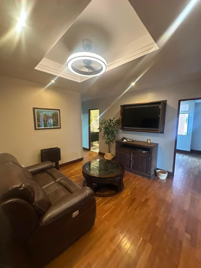 Renta Apartamento de 183mt2 amueblado en zona 10 - foto 2
