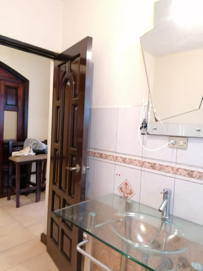 Venta Casa grande con apartamentos en zona 12 - foto 14