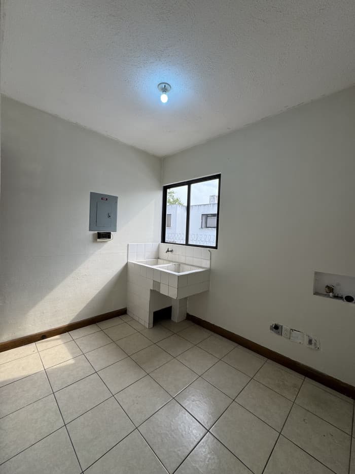Casa en renta condominio Zona 16 Blvd. Acatán - foto 6