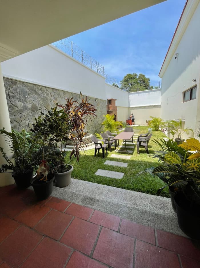 Casa grande en venta en Jutiapa sobre calle principal  - foto 2