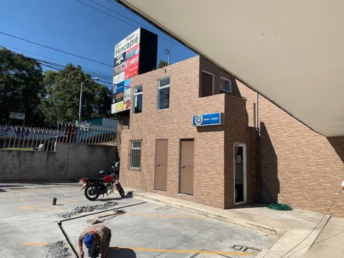 Local en renta Plaza Comercial zona 13 Av. Hincapie - foto 3