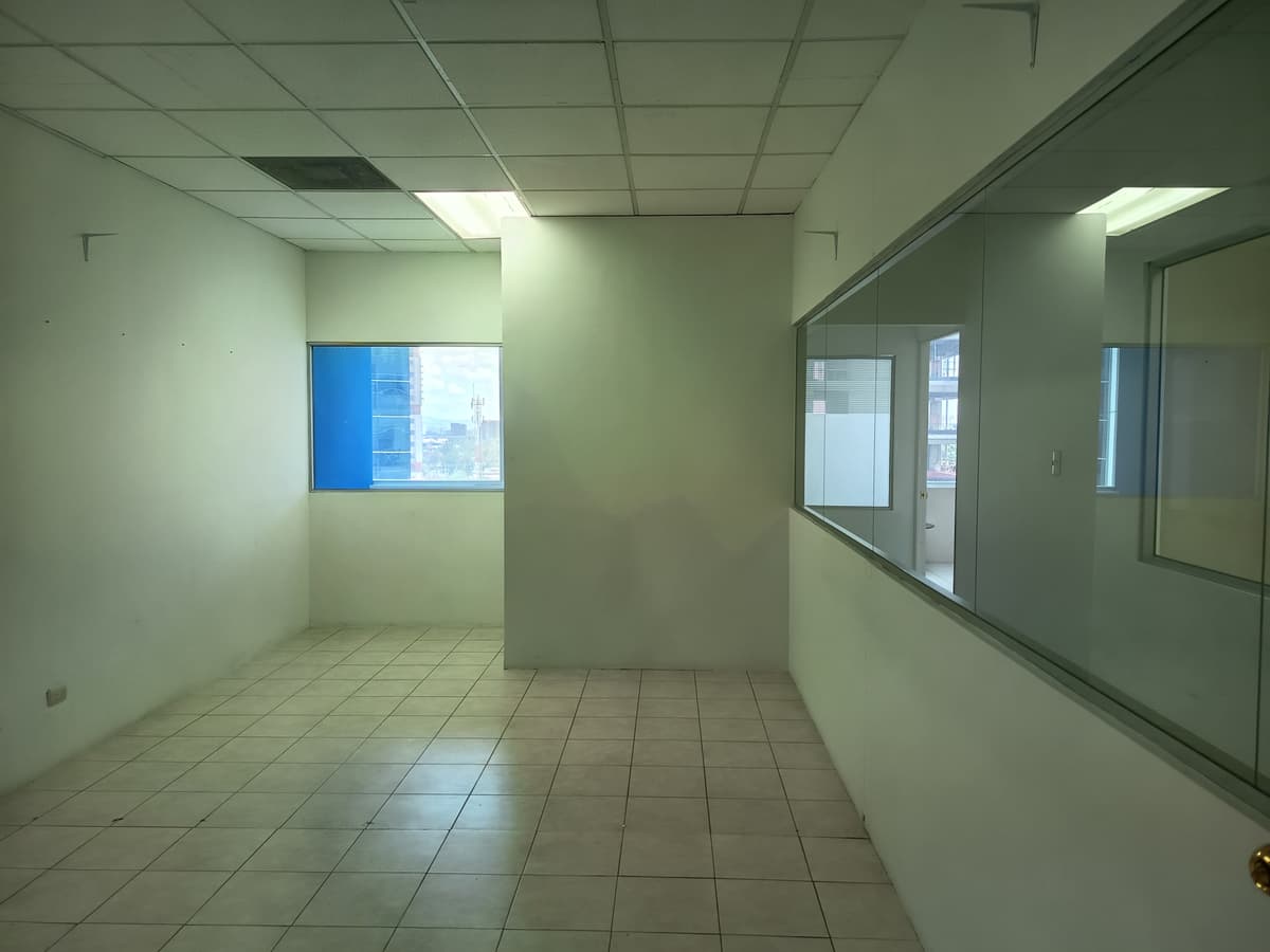 Oficina en Venta y/o renta en Zona 10 Zona Pradera - foto 2
