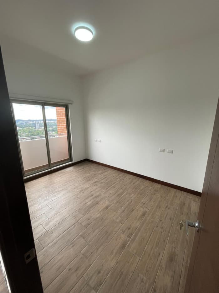 Apartamento en Renta en Zona 10 Cercano a Diagonal 6 - foto 4