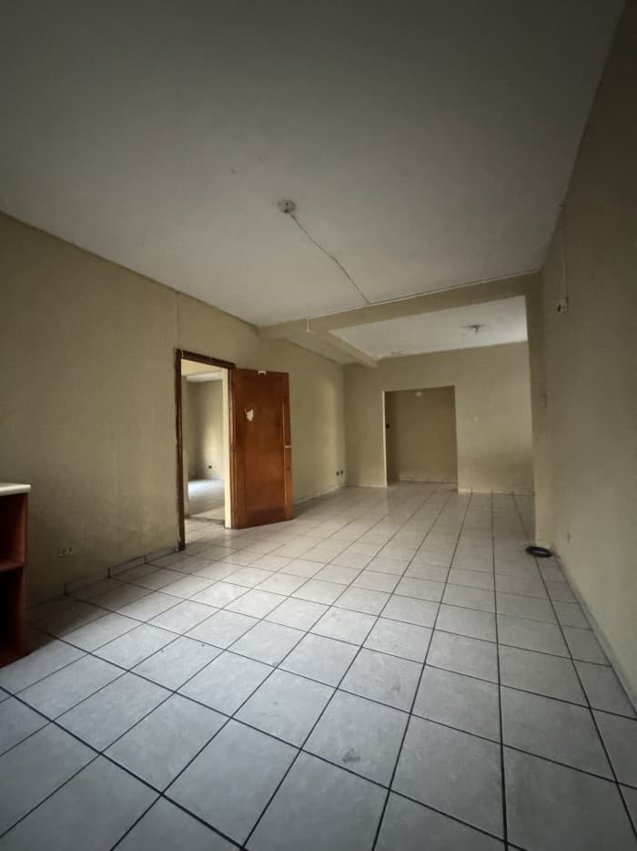 Casa en renta para oficinas y bodegas en zona 9 - foto 14