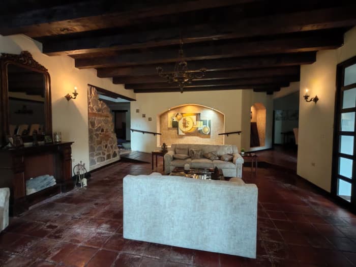 Casa en venta y renta en Antigua Guatemala - foto 2