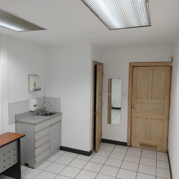 Oficina en Renta, en zona 10, ideal para Médicos  - foto 2
