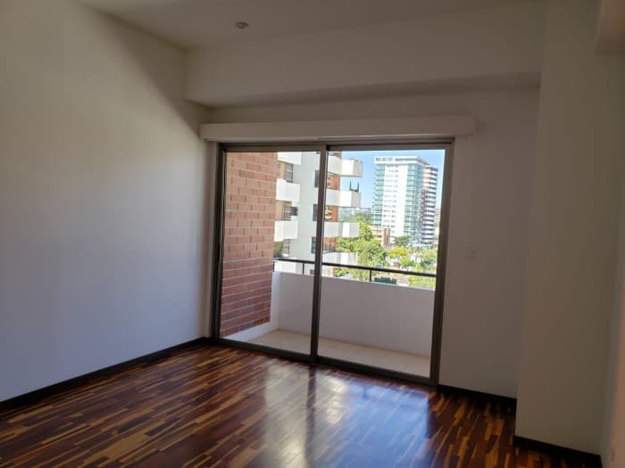 Apartamento en renta en zona 14, Torre Quattro - foto 4