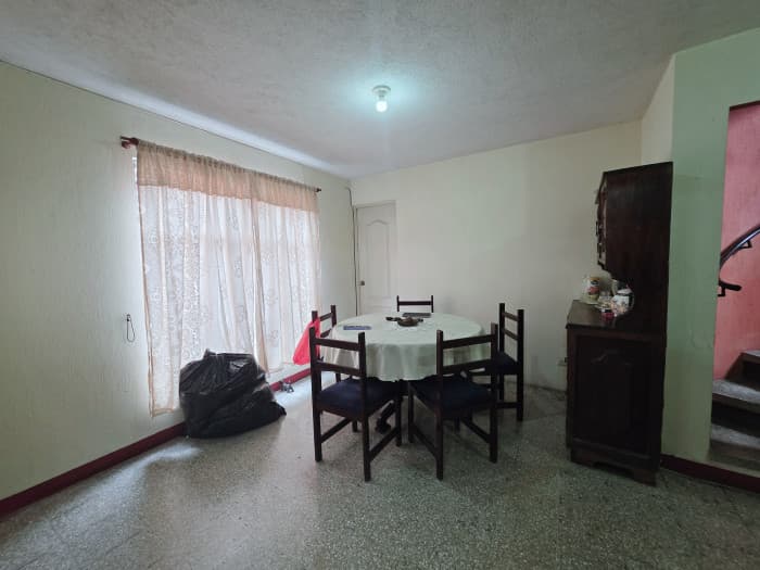 Casa en Venta con Apartamento y Locales en Zona 2 Mixco - foto 3