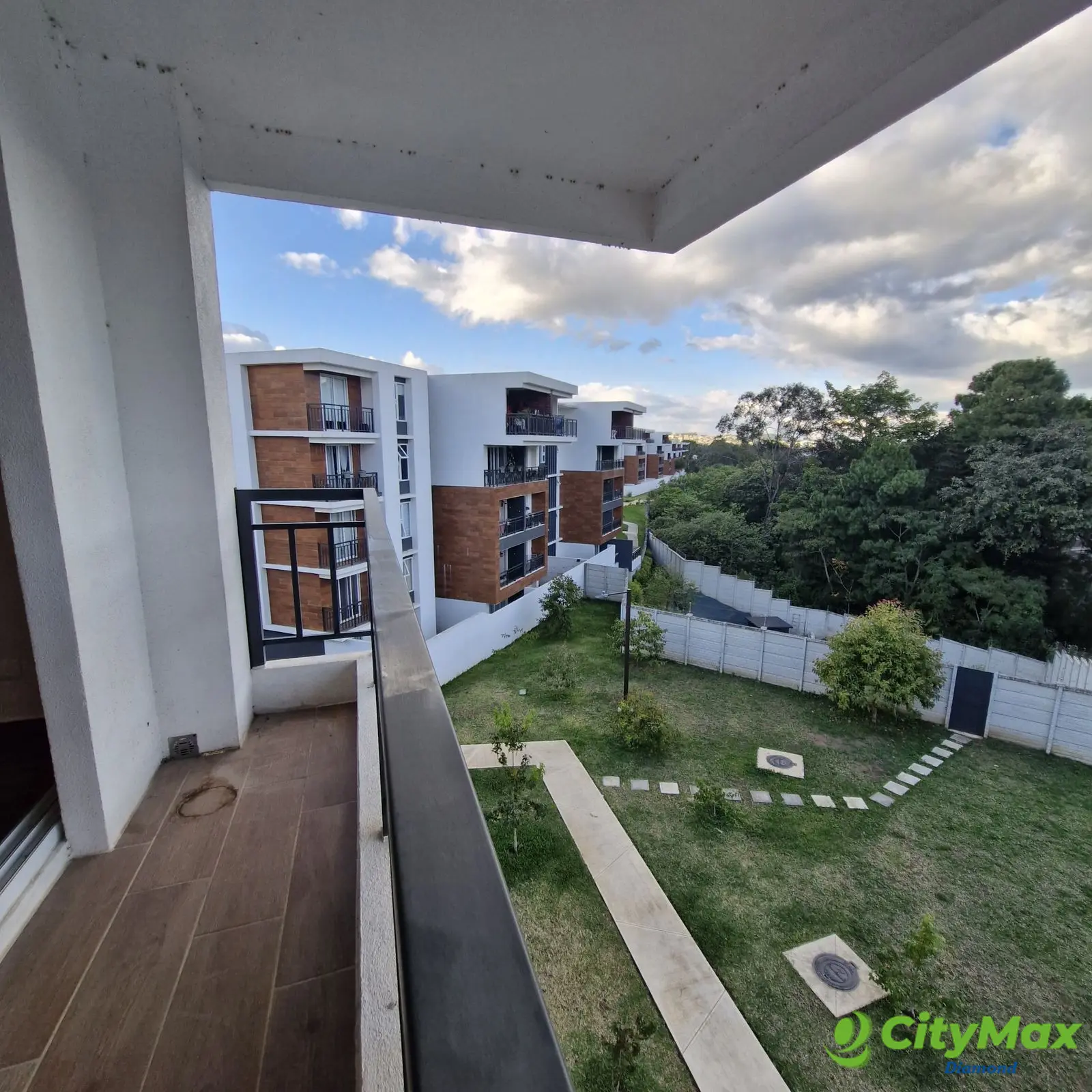 Apartamento en venta en zona 16 Senderos - foto 1
