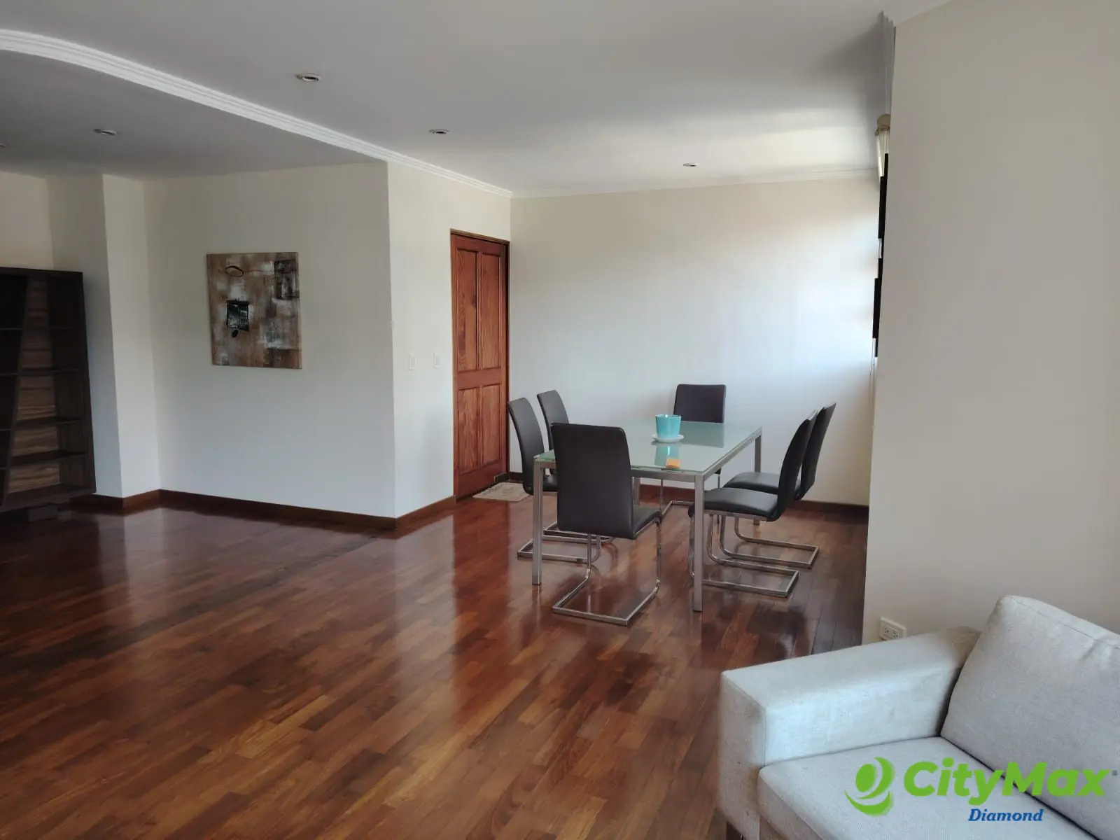 Apartamento semi amueblado en renta en zona 14 - foto 1