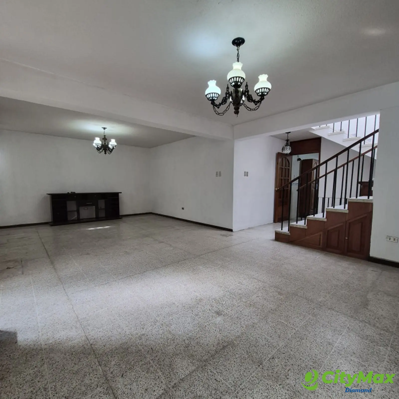 Casa en renta zona 15 Vista Hermosa 1 fuera de garita - Sala-comedor
