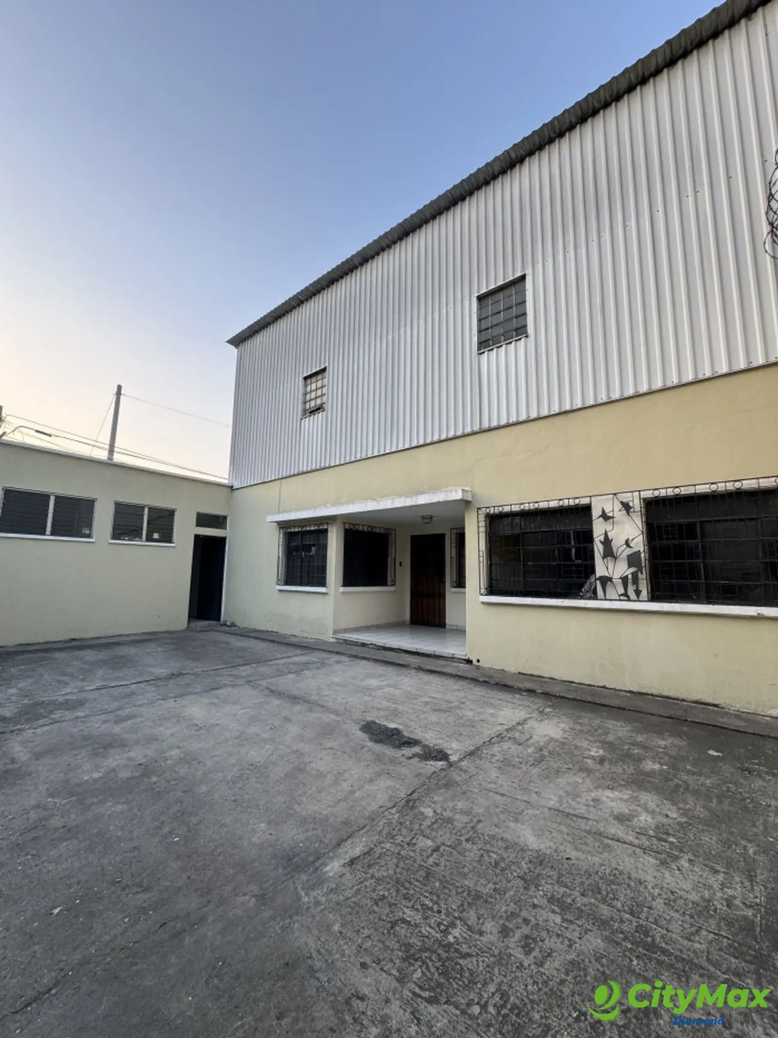 Casa en renta para oficinas y bodegas en zona 9 - foto 1