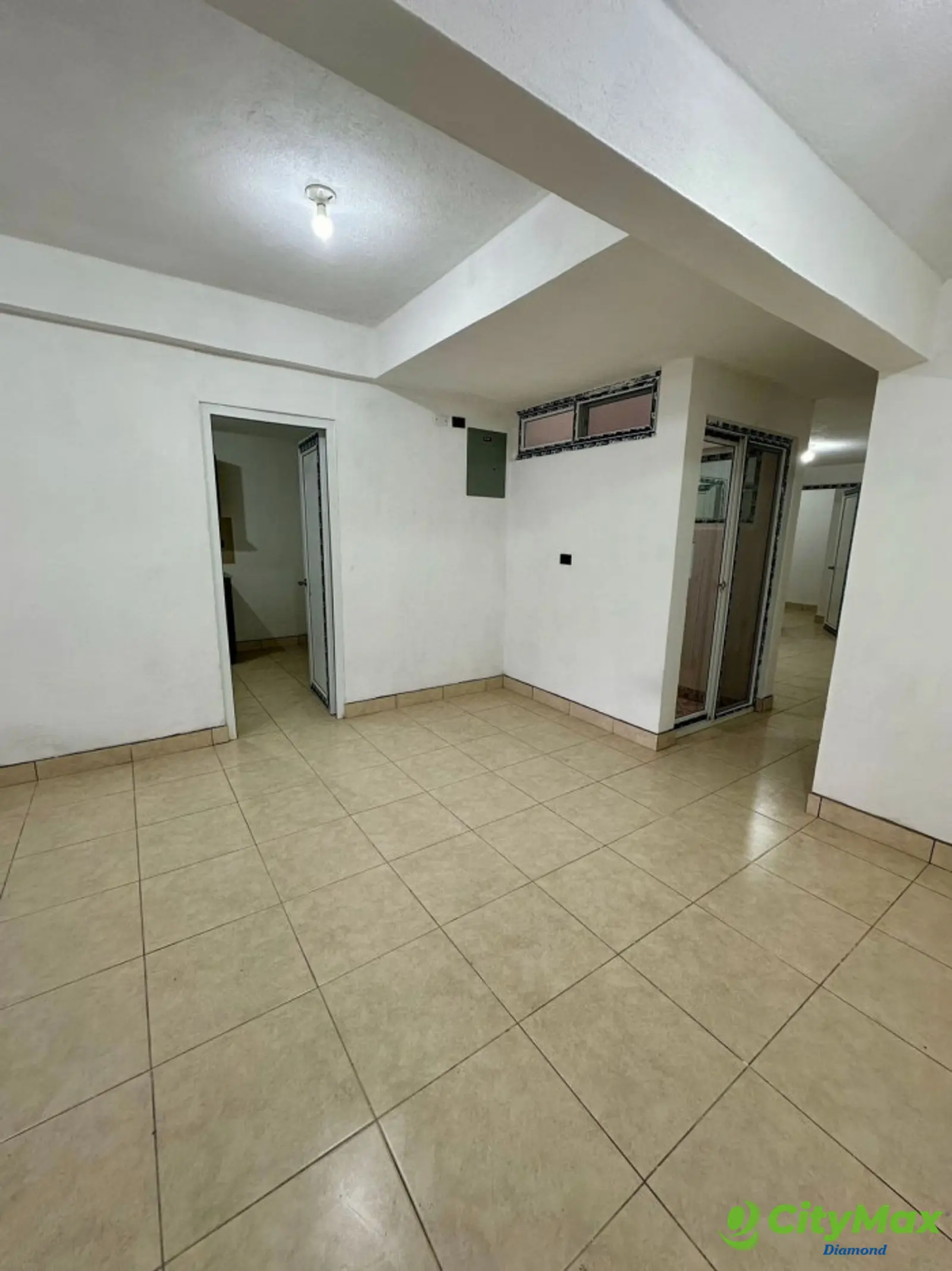 Apartamento renta en Utatlán 1 zona 7 Ciudad Guatemala - Espacio de sala familiar y comedor con entrada a cocina