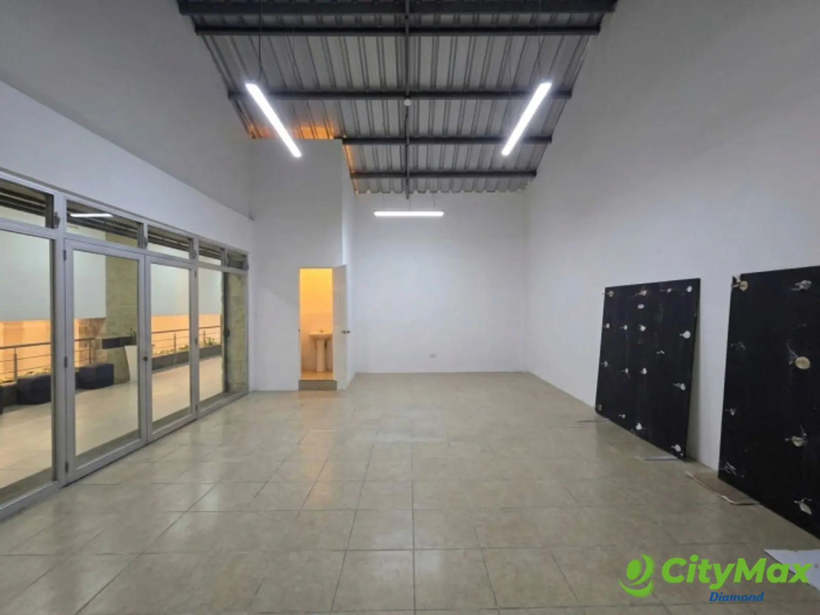 Local en renta en Comercial Ciudad San Cristobal - foto 1