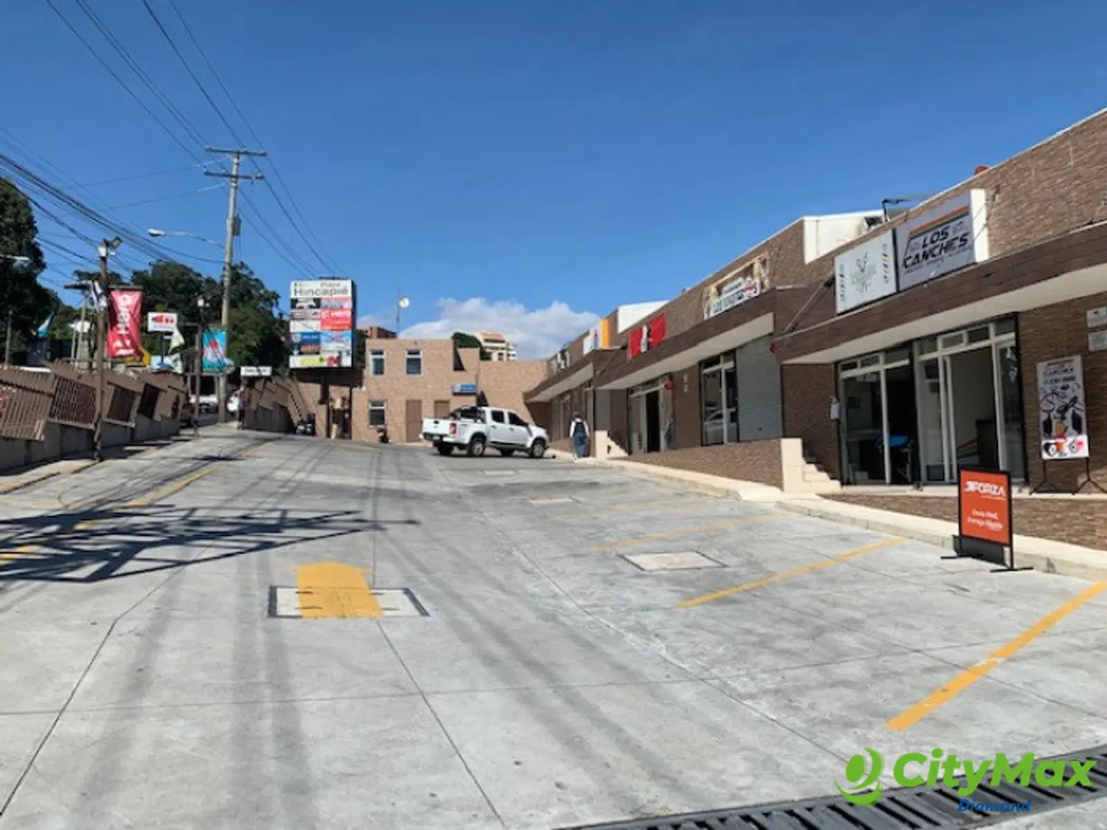 Local en renta Plaza Comercial zona 13 Av. Hincapie - foto 1