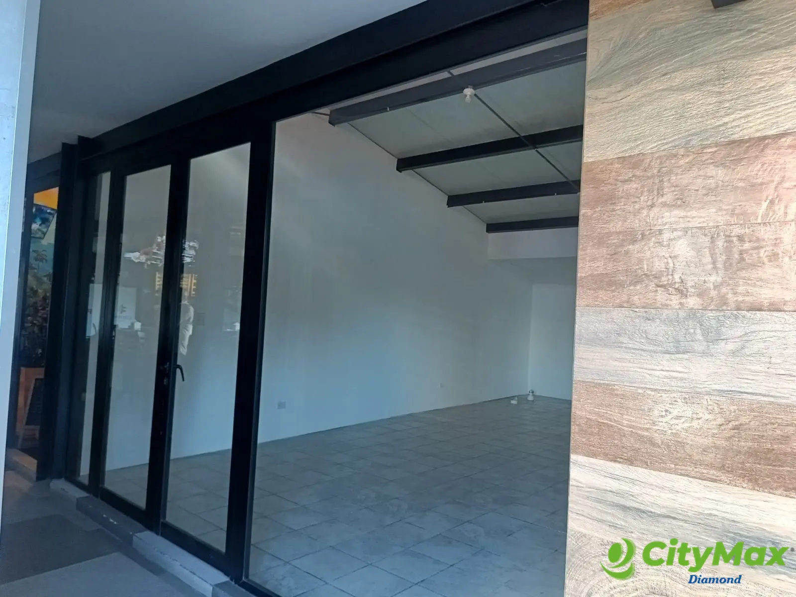 Local Comercial en Renta en Zona 10 - foto 1