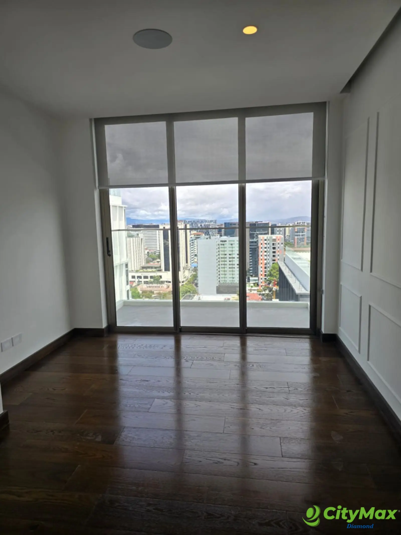 Apartamento en renta en zona 10 Athara - foto 1