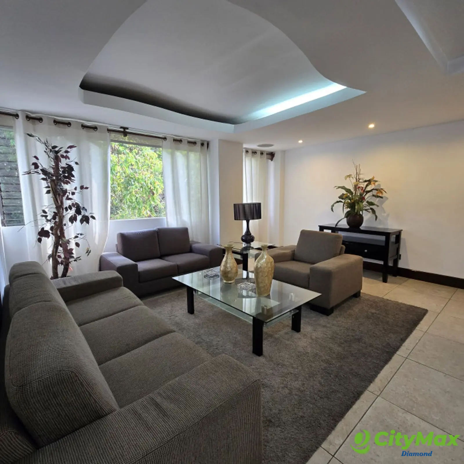 Apartamento Amueblado en Renta o Venta en Zona 10 - foto 1