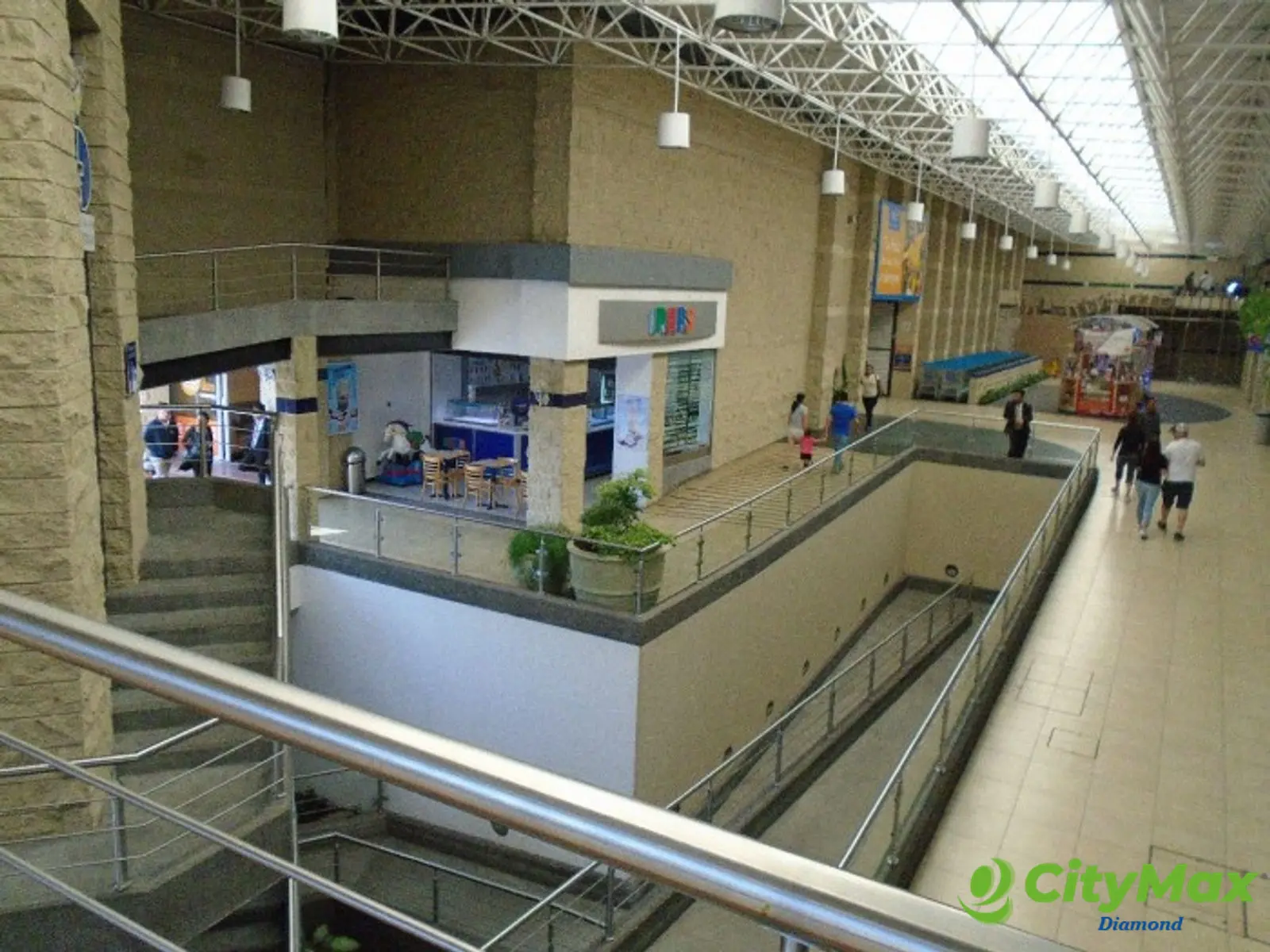 Renta Local en 2 Nivel Plaza Comercial en San Cristobal - foto 4