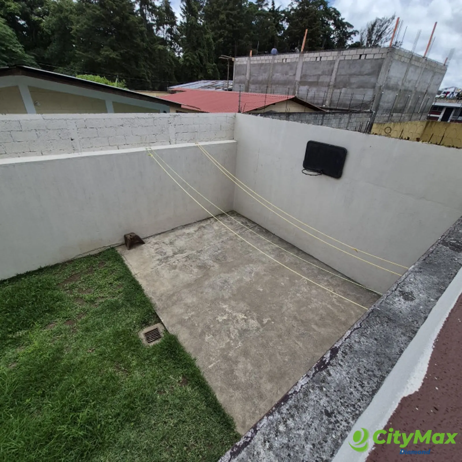 Casa en venta en Bosques de San Nicolás zona 4 Mixco - vista del jardín y patio