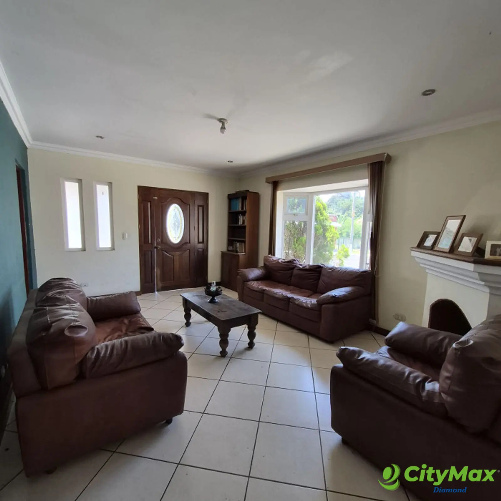 Casa de esquina en venta Km. 18 Carretera Salvador - sala principal