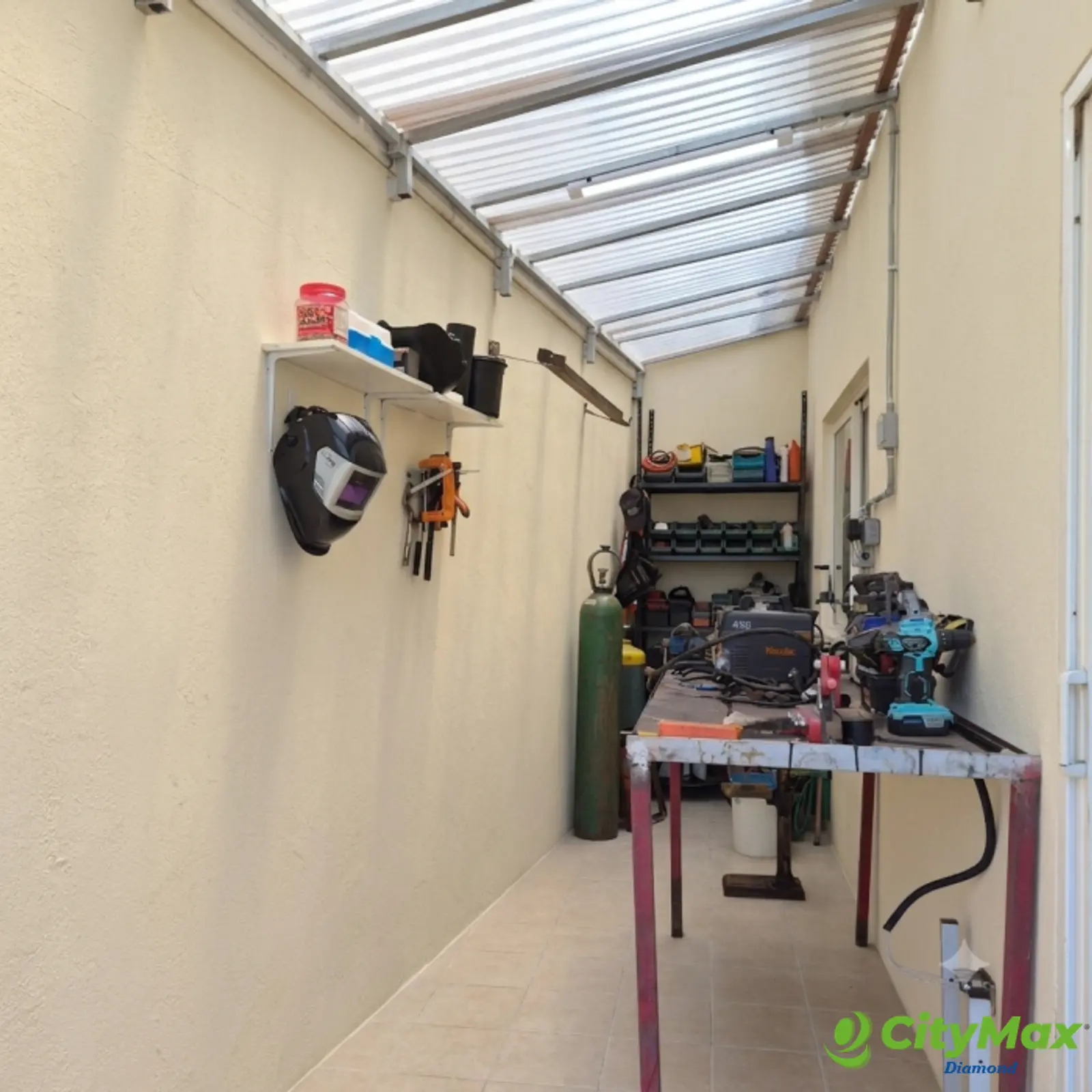 Casa de esquina en venta Km. 18 Carretera Salvador - patio de la casa