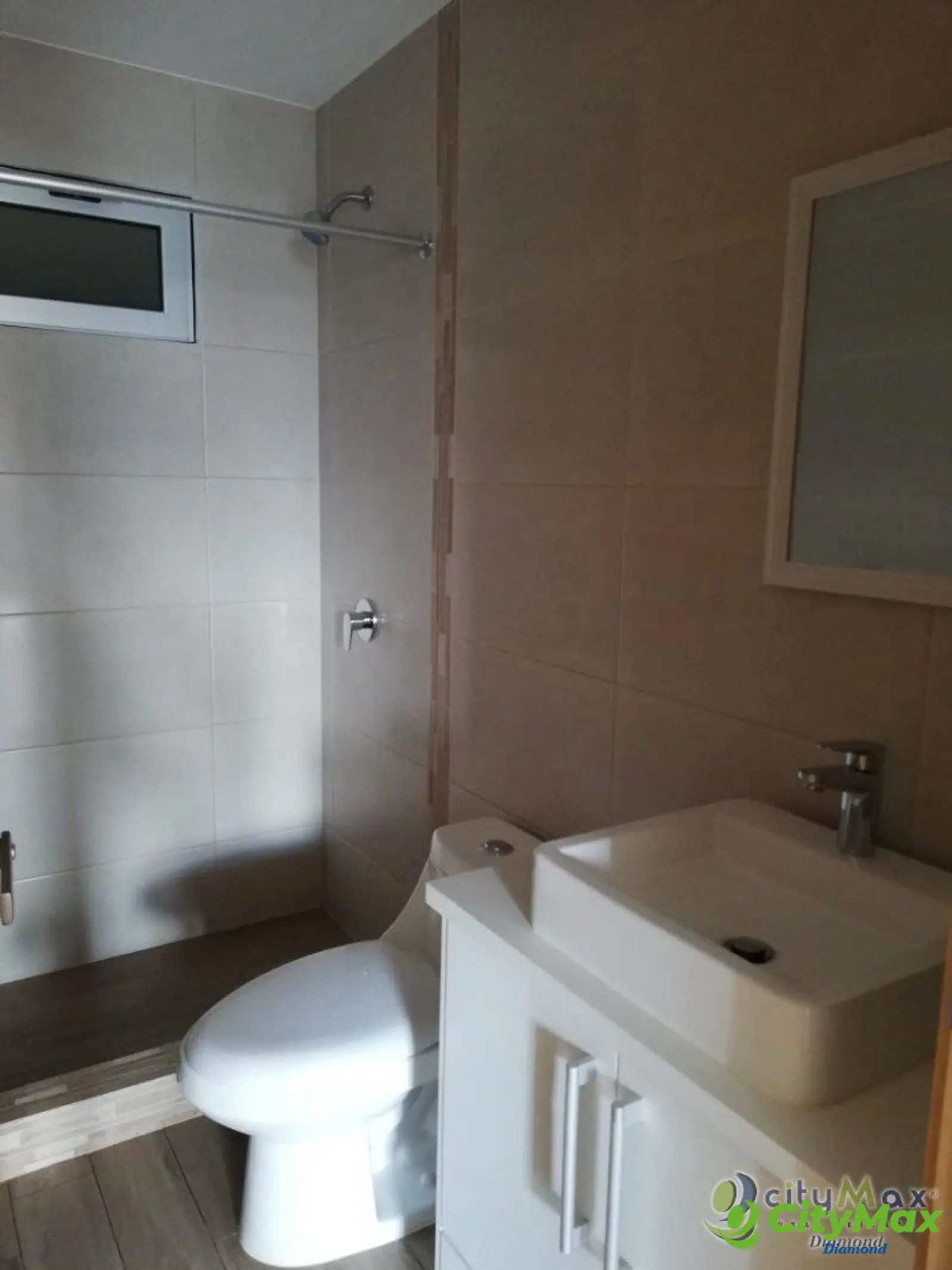 Apartamento de 2 habitaciones en zona 10 - foto 5