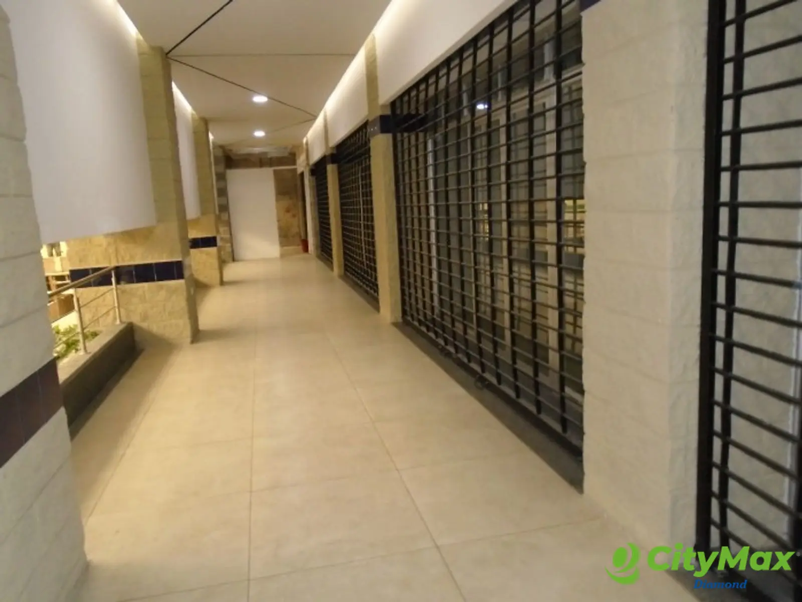 Renta Local en 2 Nivel Plaza Comercial en San Cristobal - foto 3