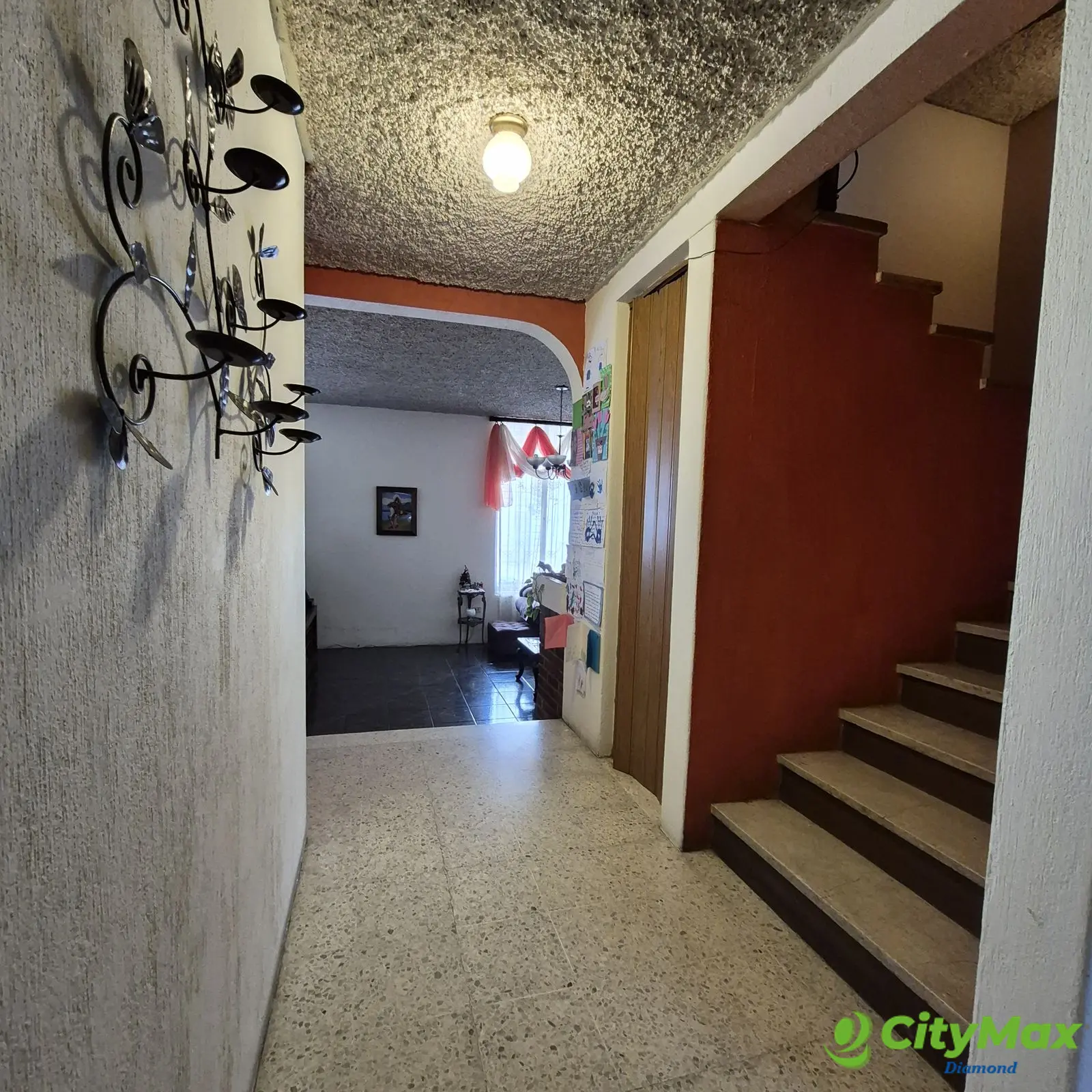 Casa en venta en Bosques de San Nicolás zona 4 Mixco - hall de ingreso