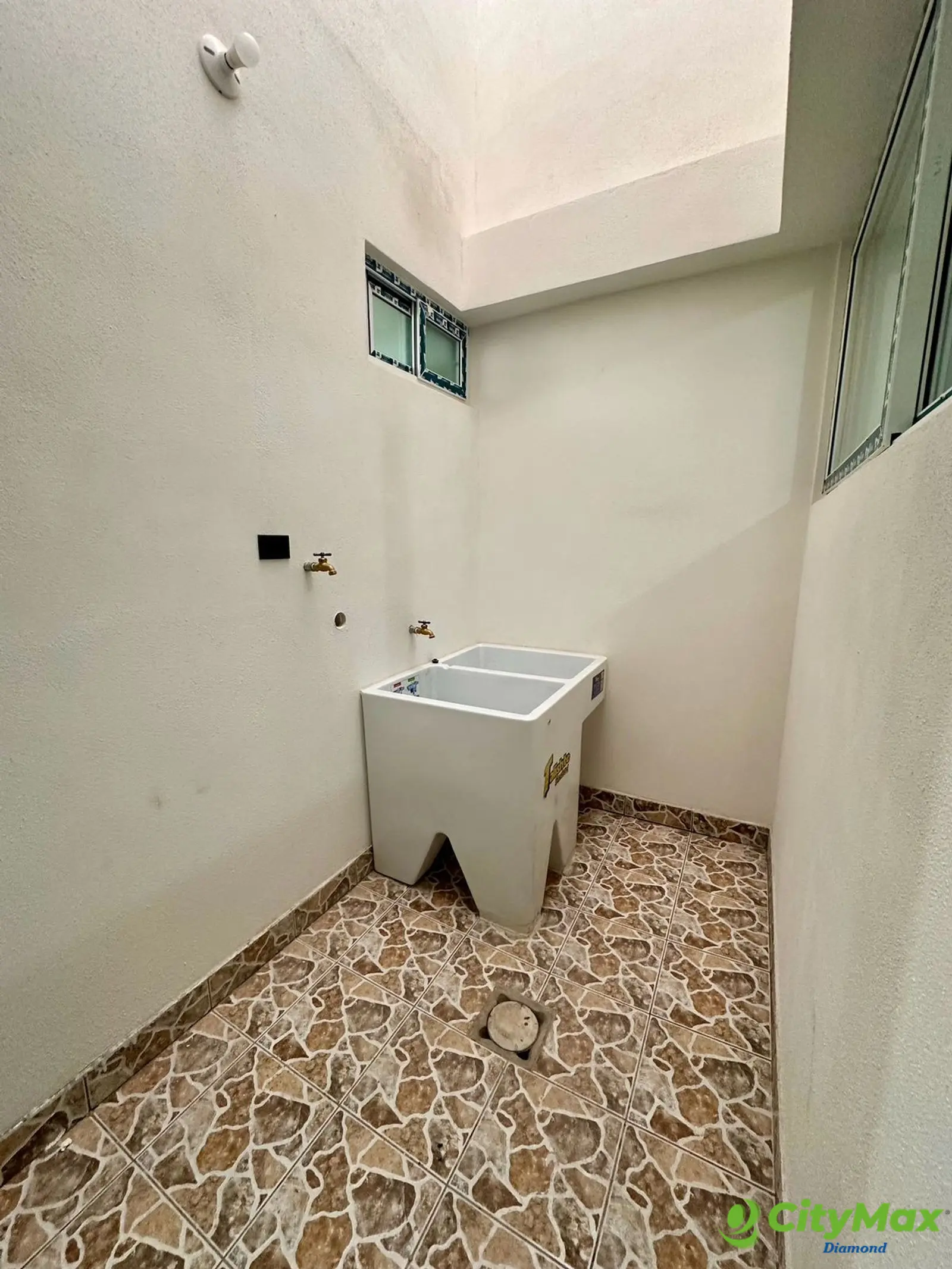 Apartamento renta en Utatlán 1 zona 7 Ciudad Guatemala - Area de lavanderia con pila
