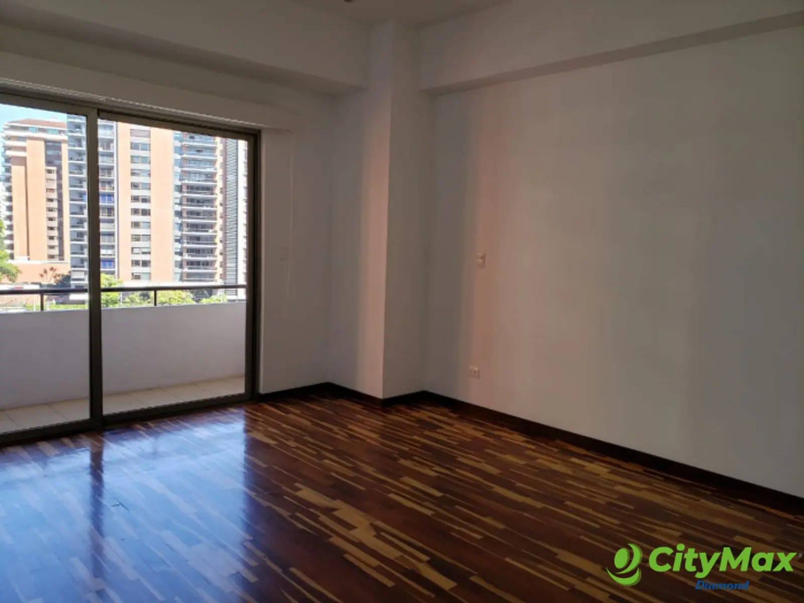 Apartamento en renta en zona 14, Torre Quattro - foto 3