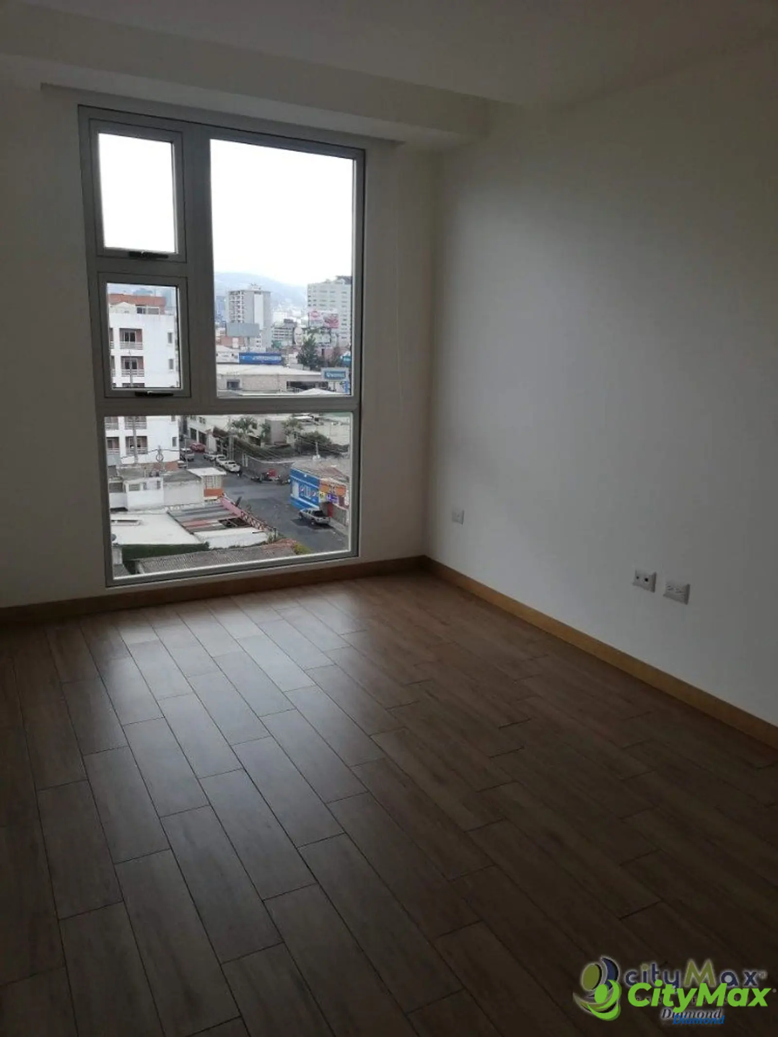 Apartamento de 2 habitaciones en zona 10 - foto 7