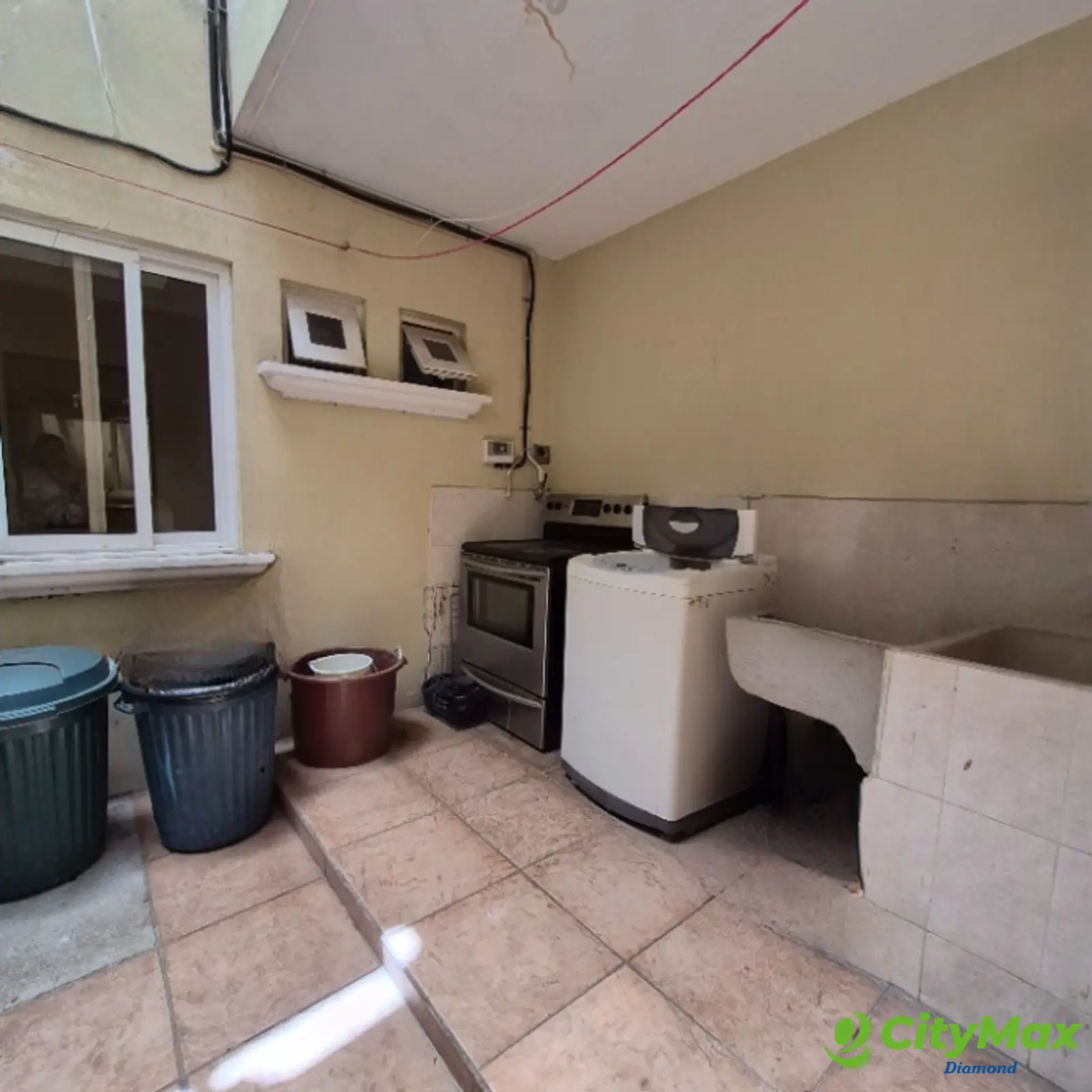 Casa de esquina en venta Km. 18 Carretera Salvador - patio de tender y lavandería