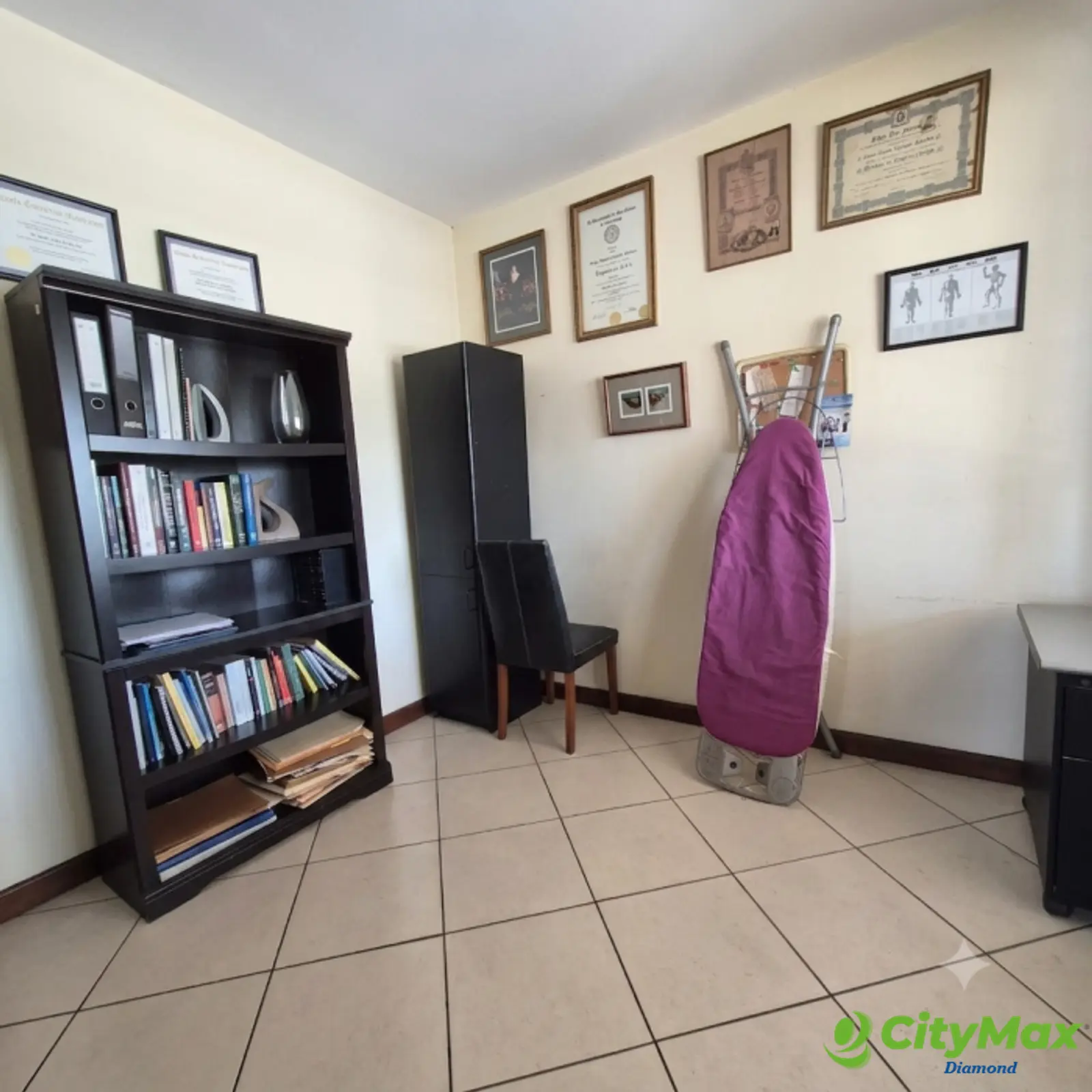 Casa de esquina en venta Km. 18 Carretera Salvador - estudio