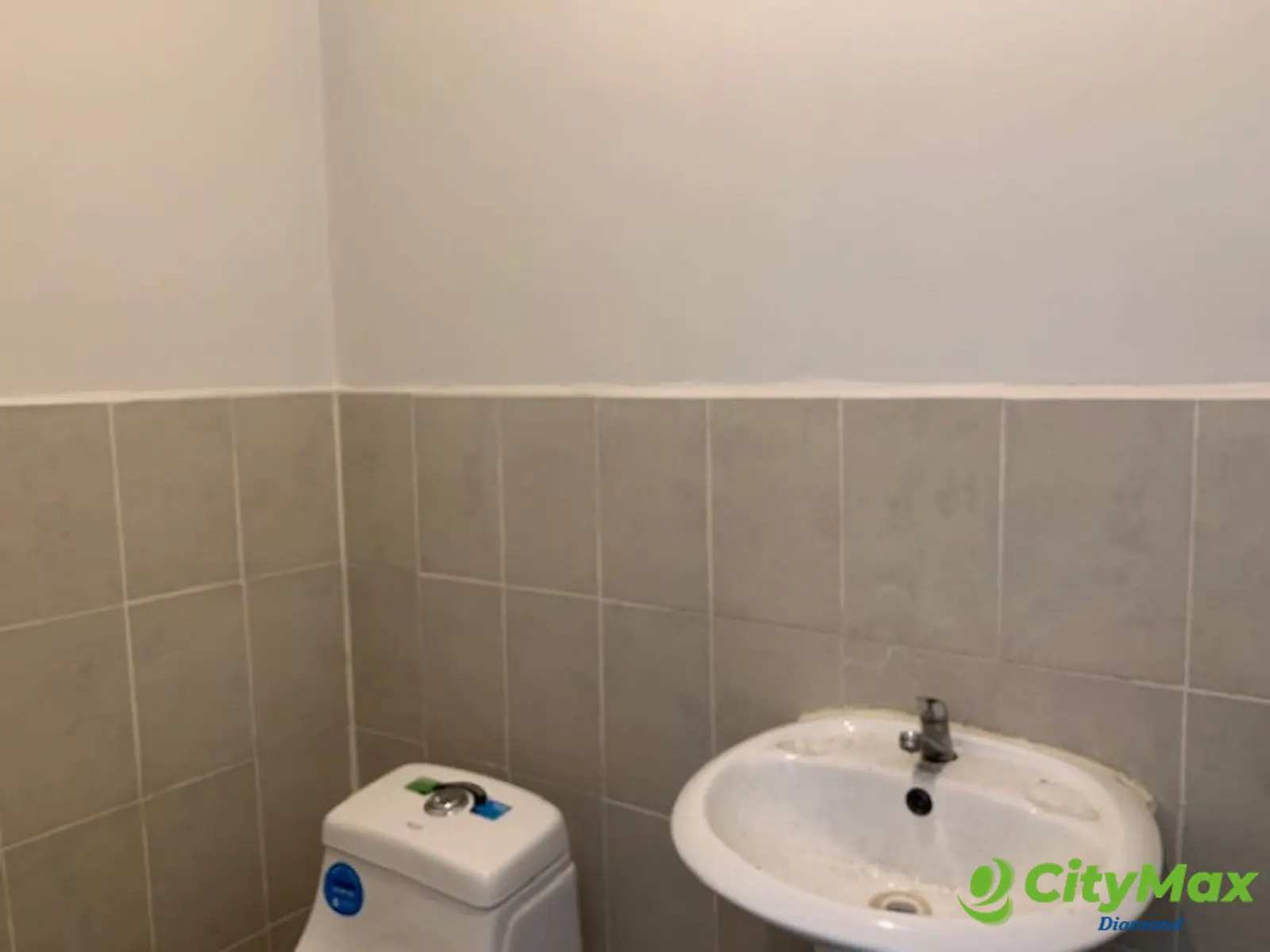 Local en renta Plaza Comercial zona 13 Av. Hincapie - foto 4